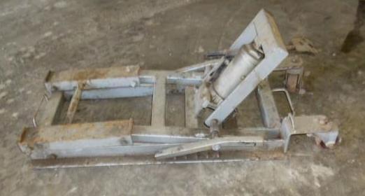 lot 28 image: ATVMotorcycle Hydraulic Jack Stand...