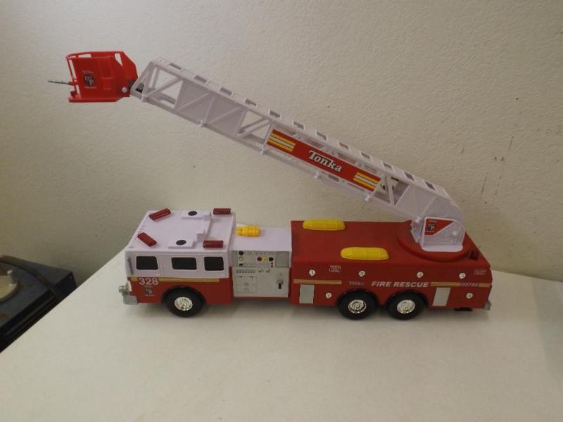 lot 25 image: Large Tonka fire engine, includes b...