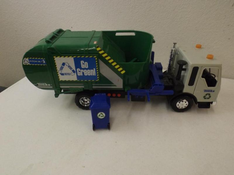lot 26 image: Large Tonka Recycling Truck All but...