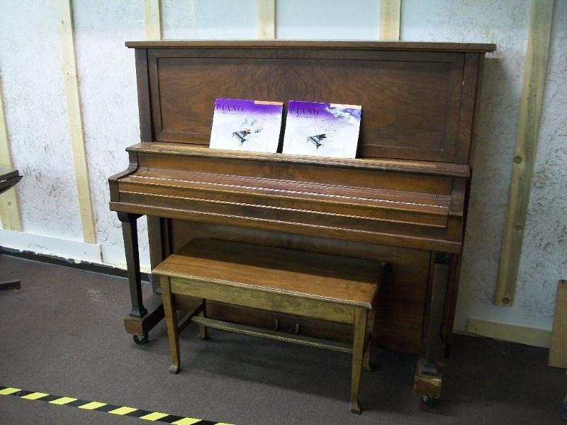 lot 4 image: Cable Nelson Piano. Model # 107820....