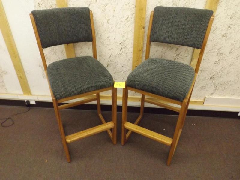 lot 46 image: This lot includes 2 nicely cushione...