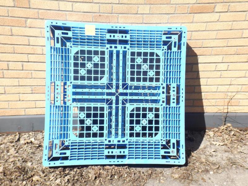 lot 62 image: Heavy Duty Plastic Pallet 43 14W x...