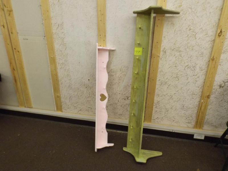 lot 99 image: This lot includes a green and pink ...