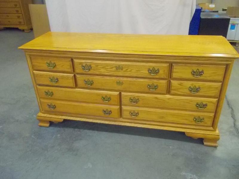 lot 11 image: Very nice 8 drawer, solid oak dress...