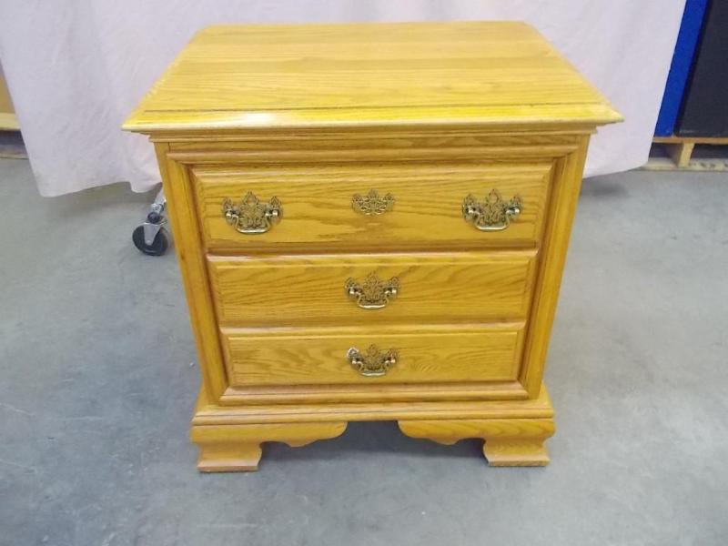 lot 12 image: Very nice 2 drawer, solid oak night...