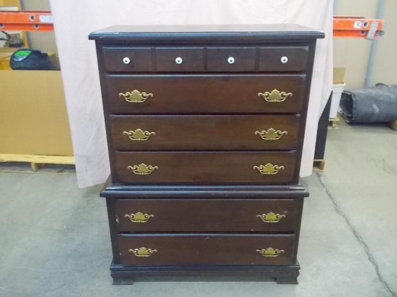 lot 22 image: 6 drawer, solid wood dresser with d...