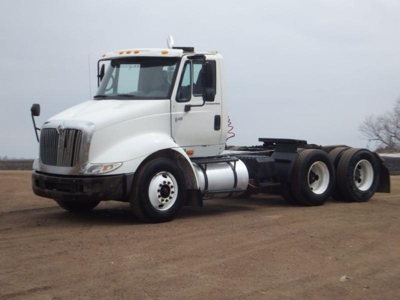 lot 1 image: 2004 International Navistar 8600 D...
