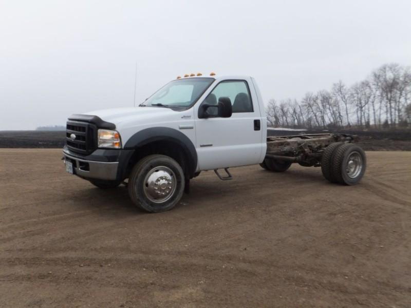 lot 2 image: 2006 Ford F-550 Standard cab Has 6...