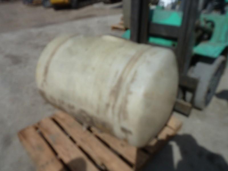 lot 28 image: Poly tank Approximately 100 gallon...