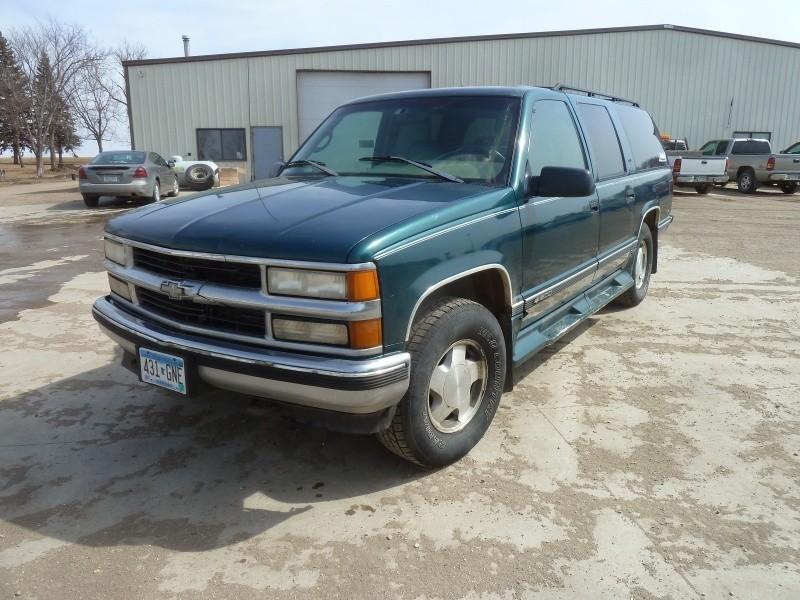 lot 3 image: 1997 Chevy Suburban Has 350 V8 eng...