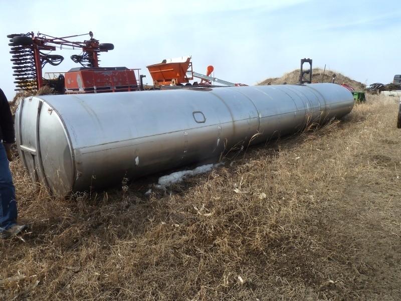 lot 8 image: Stainless steel tanker 5000 gallon...