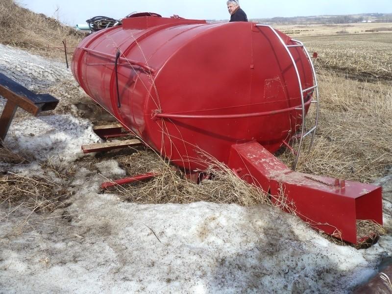 lot 9 image: Stainless steel Water tanker Red f...