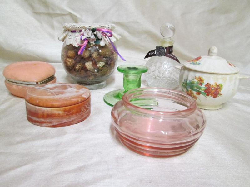 lot 131 image: Lot of vintage glass and porcelain ...