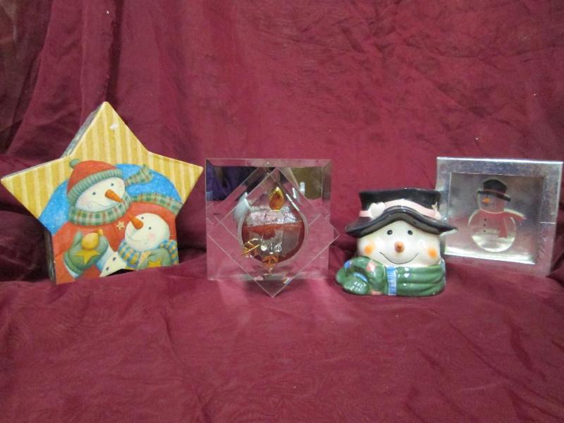 lot 152 image: Nice lot of Christmas decorations a...