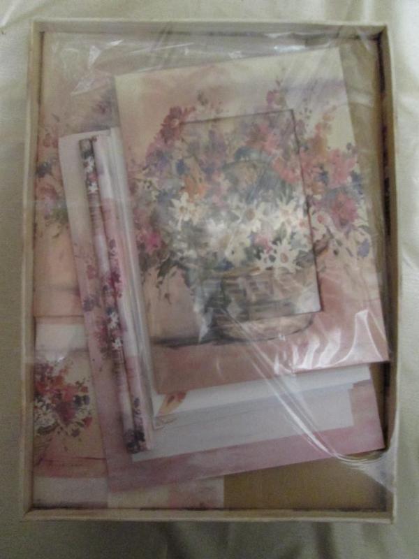 lot 157 image: Trunk gift set. Decorative picture ...
