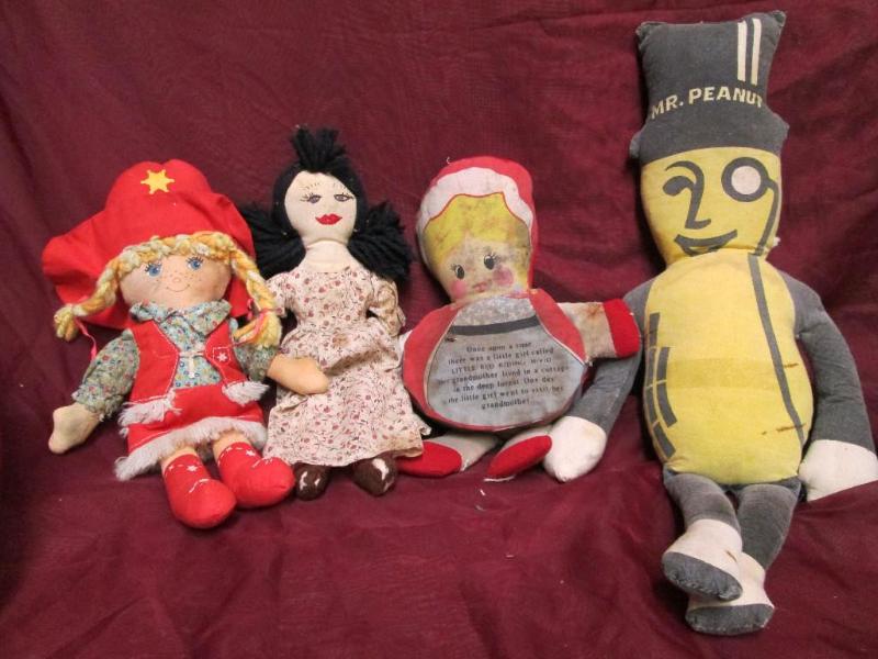 lot 185 image: Lot of vintage rag dolls. Each need...
