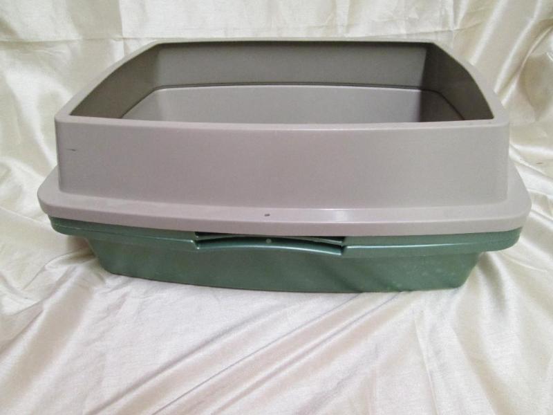 lot 186 image: Cat litter box with removable tray ...