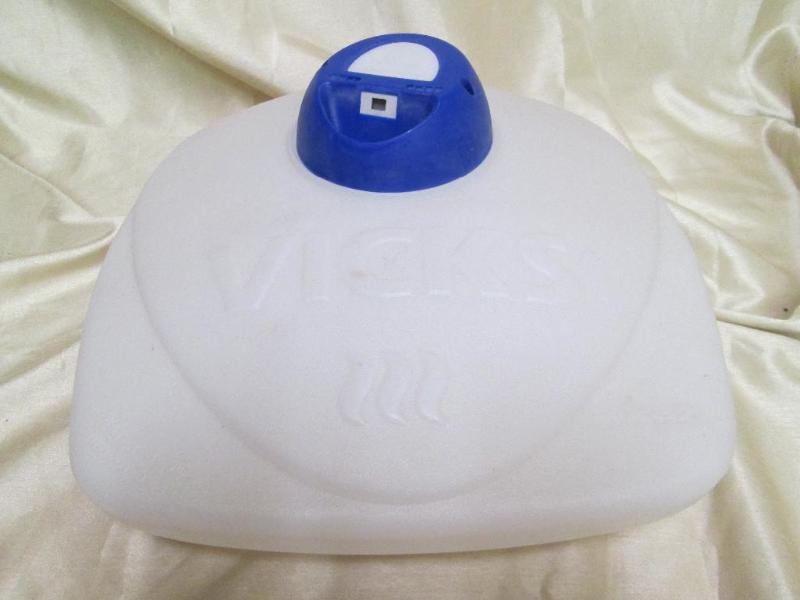lot 187 image: Vicks warm air steamerhumidifier. ...