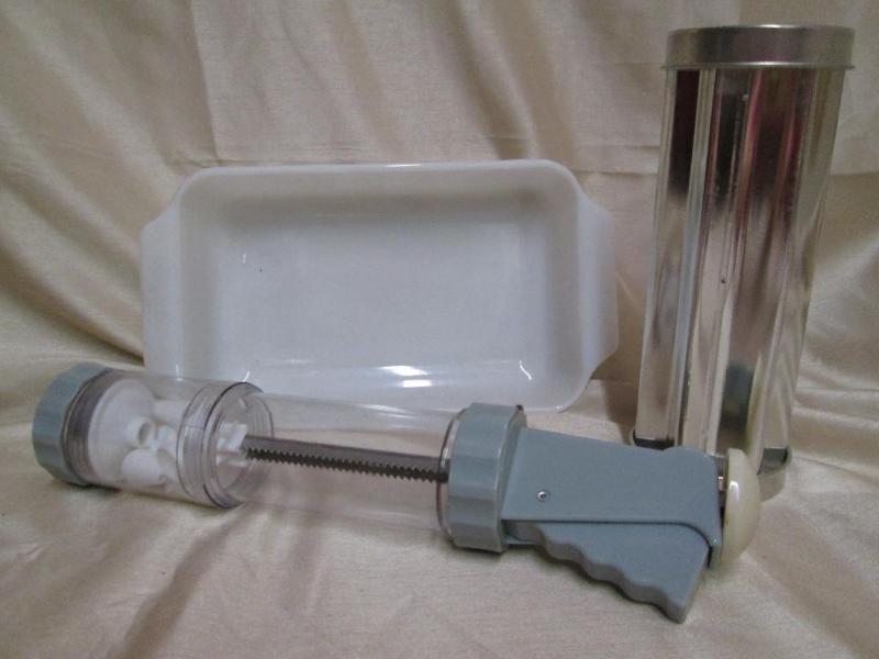 lot 189 image: Lot of baking items. Cookie press, ...