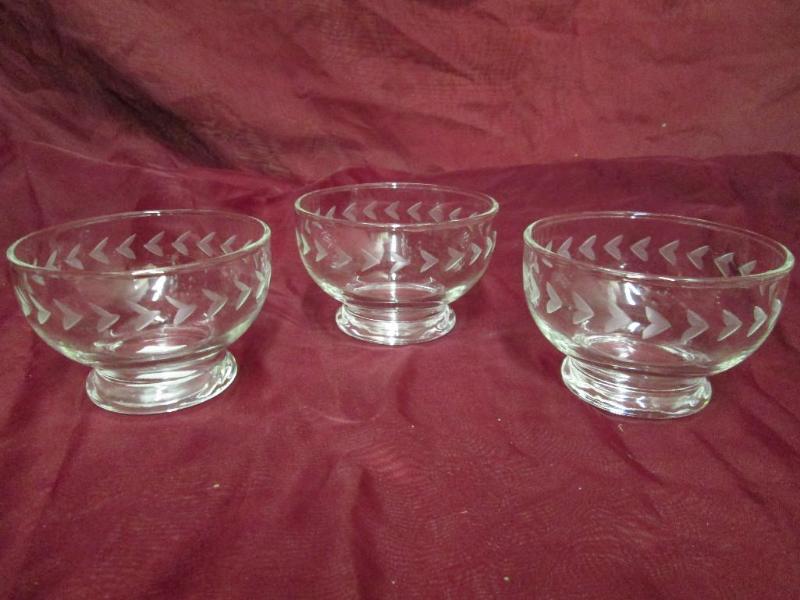 lot 195 image: Set of 3 clear glass dessert bowls ...