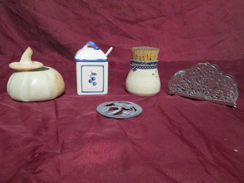 lot 197 image: Lot of miscellaneous small househol...