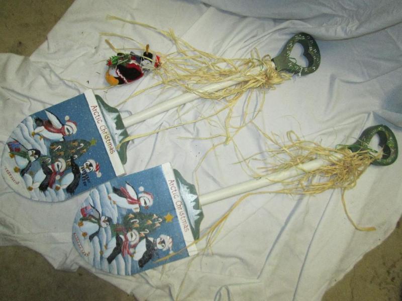 lot 208 image: Winter Decor...