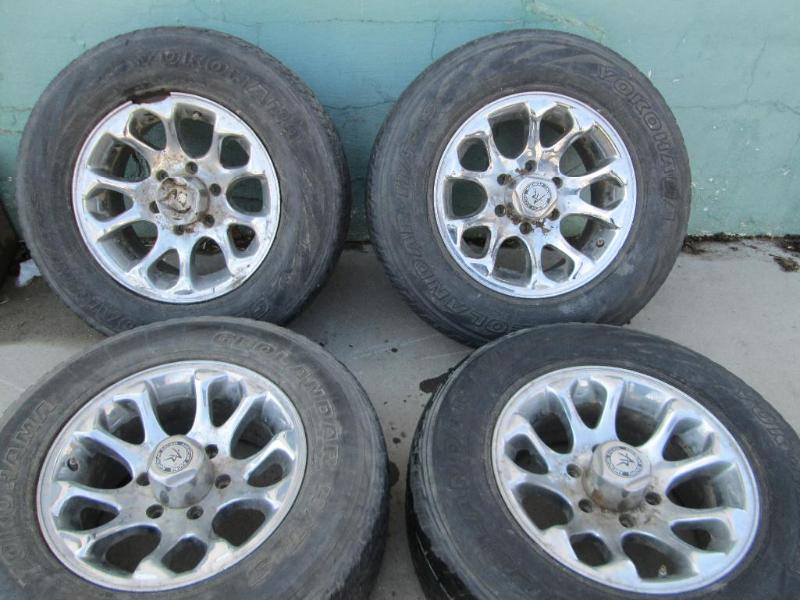 lot 32 image: Set of 4 American racing rims with ...