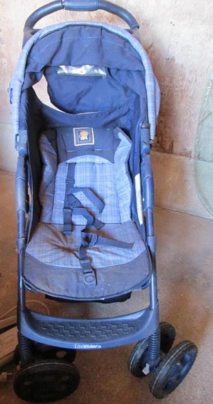 lot 33 image: Graco single stroller with cup hold...
