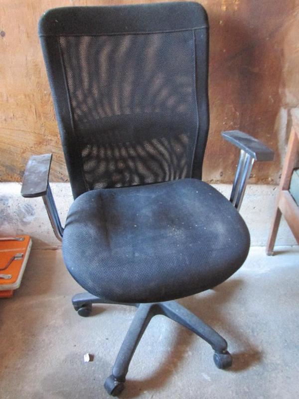 lot 43 image: Black rolling office chair with mes...