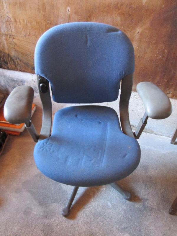 lot 44 image: Vintage blue swivel office chair. G...