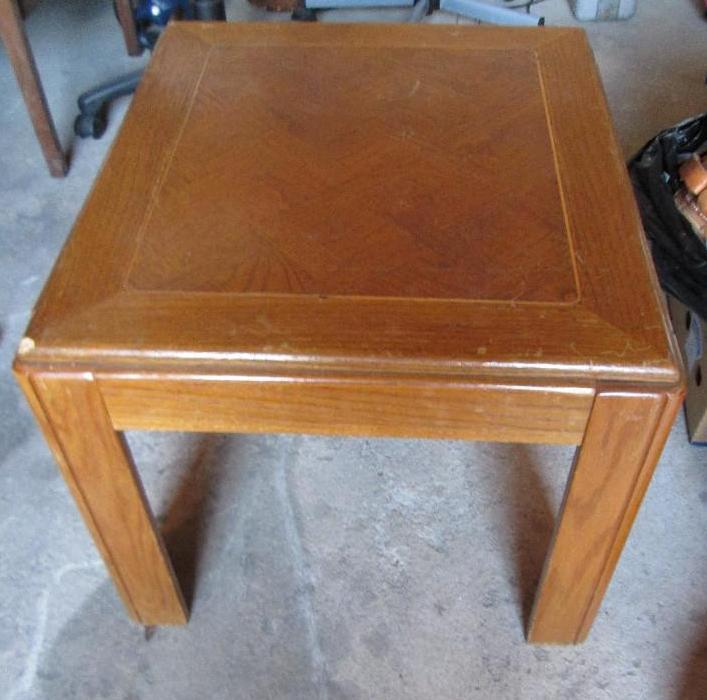 lot 49 image: Nice wooden end table in good condi...