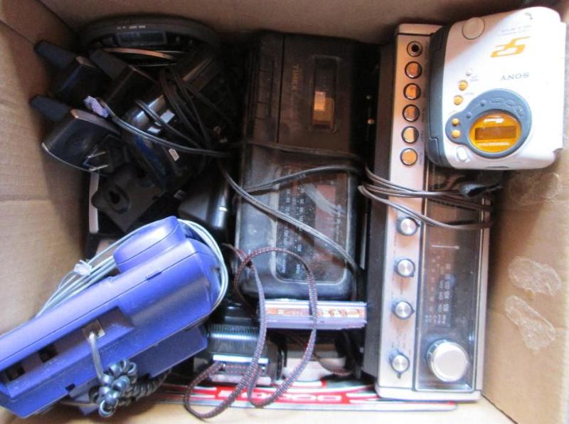 lot 52 image: Lot of miscellaneous small electron...