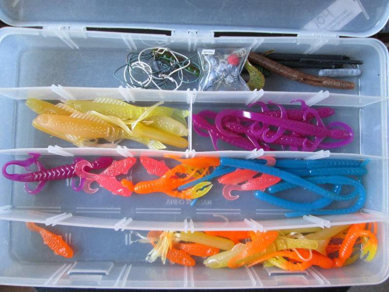 lot 60 image: Fishing tackle tray with new jiggin...