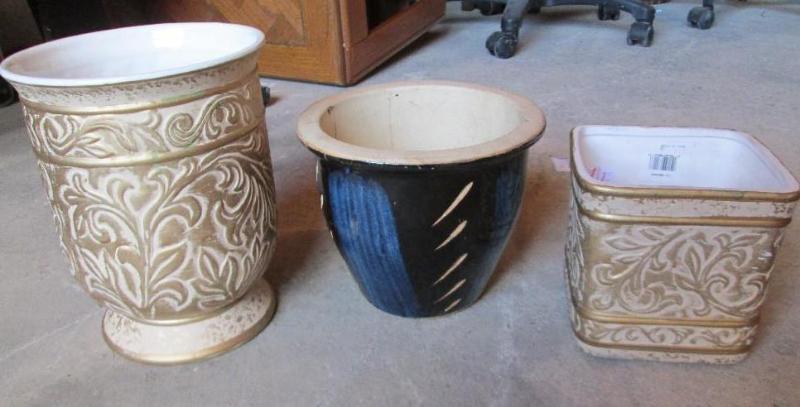 lot 73 image: Lot of nice patio planters in perfe...