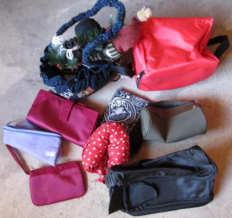 lot 77 image: Miscellaneous small bags and clutch...