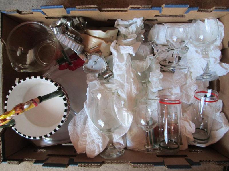 lot 80 image: Miscellaneous glassware and glass b...