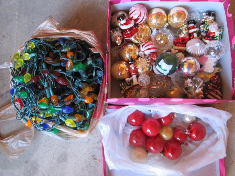 lot 83 image: Miscellaneous holiday decorations. ...