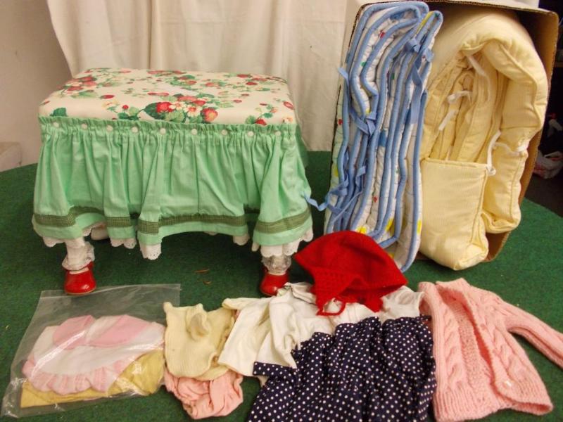 lot 76 image: Baby Shoe Footed Ottoman, Vintage D...