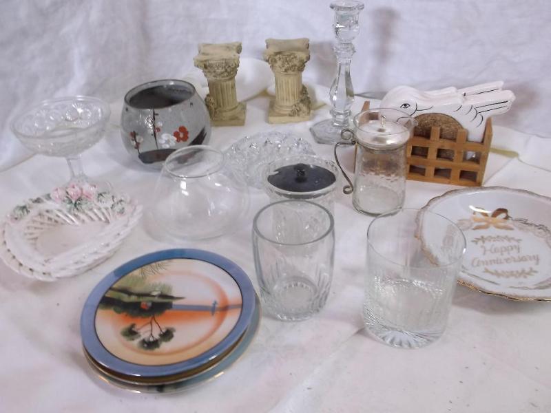 Flat of glass and ceramic items....