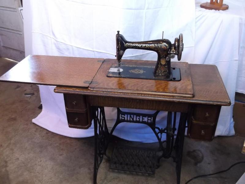 Antique SINGER SEWING MACHINE Great...