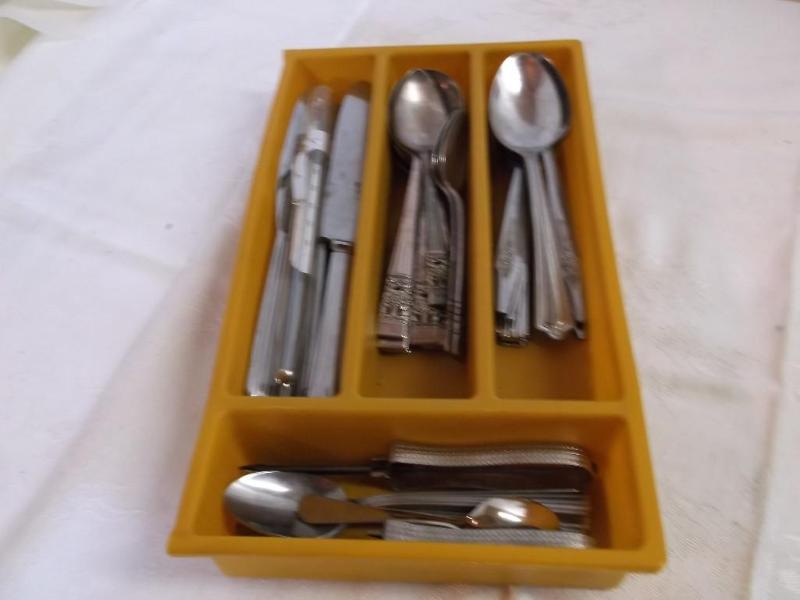 Silverware tray with 9 butter knive...