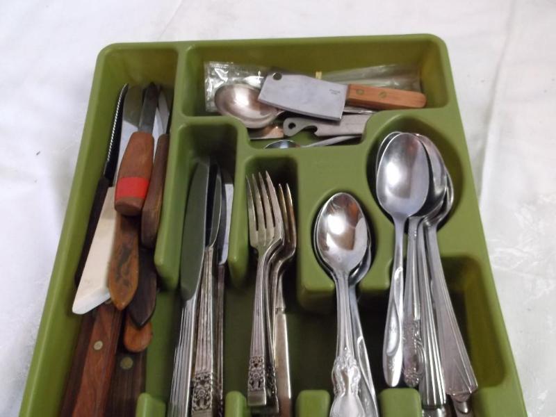 Silverware tray with 9 knives 10 fo...