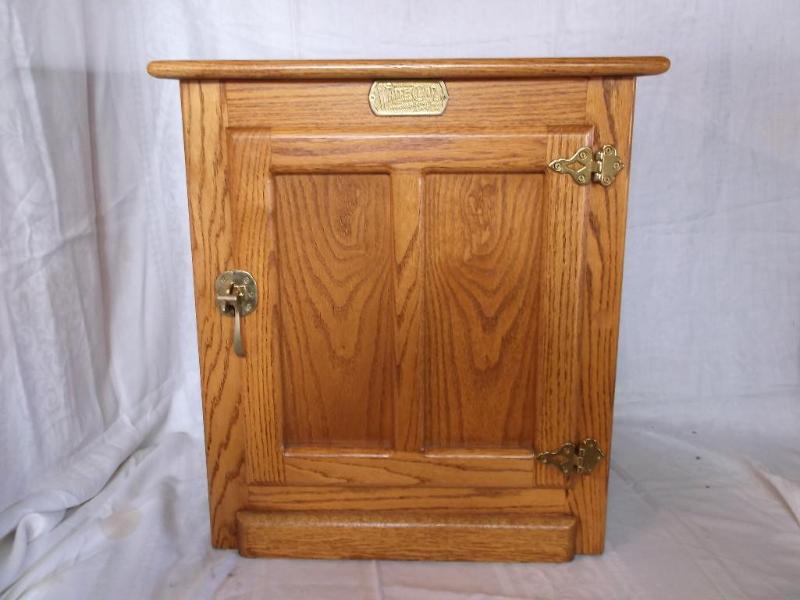Reproduction Ice box in great shape...