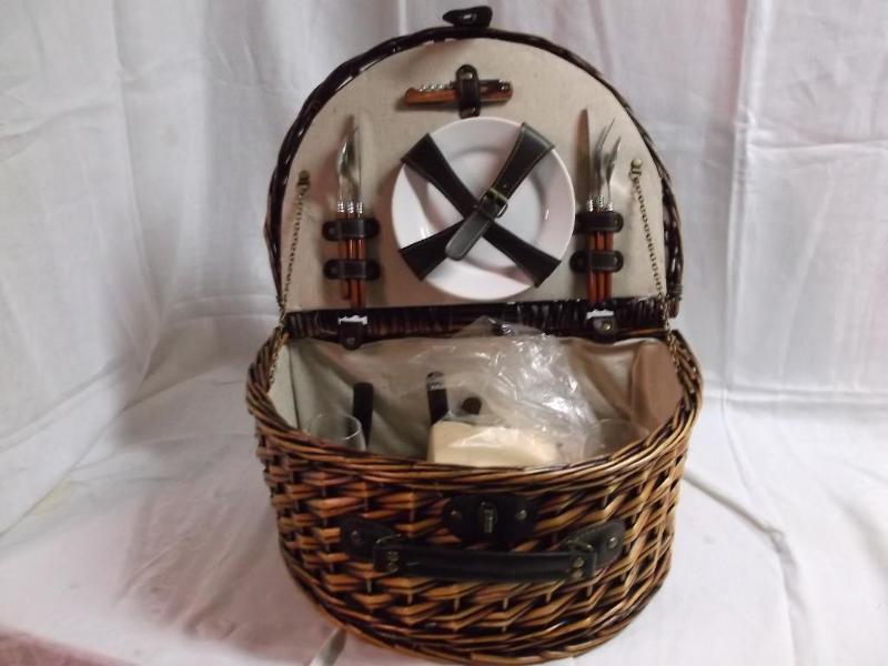 Nice little picnic basket in great ...