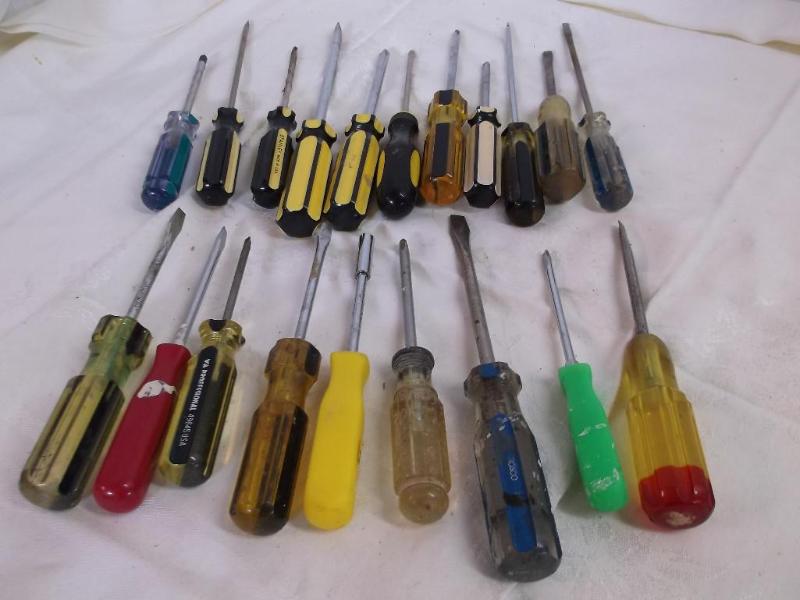 Lot of 20 screwdrivers....