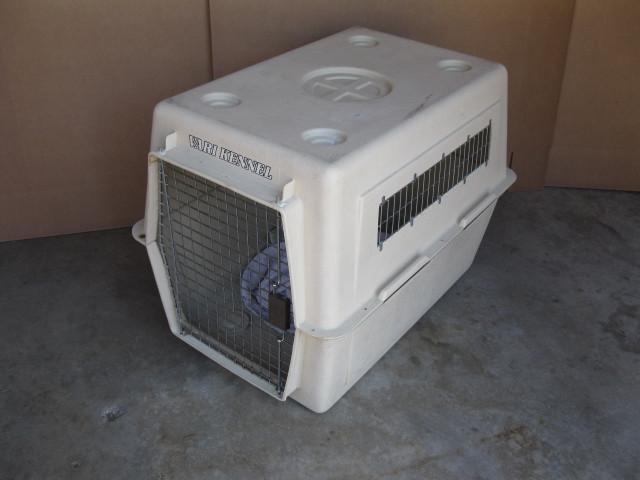lot 55 image: Medium Pet Kennel...