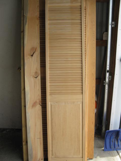 lot 62 image: 2 sets of heavy Pine bifold doors, ...