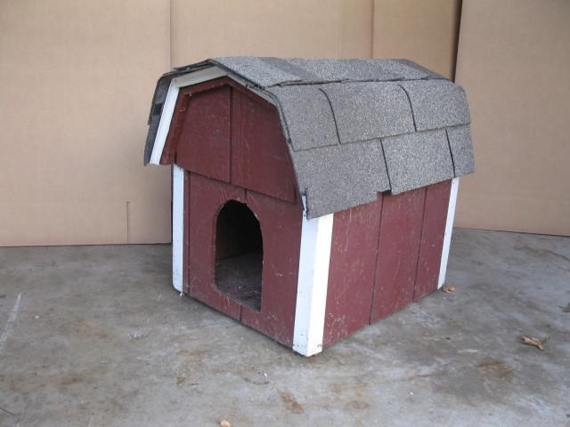 lot 70 image: Dog house, heavy construction, barn...