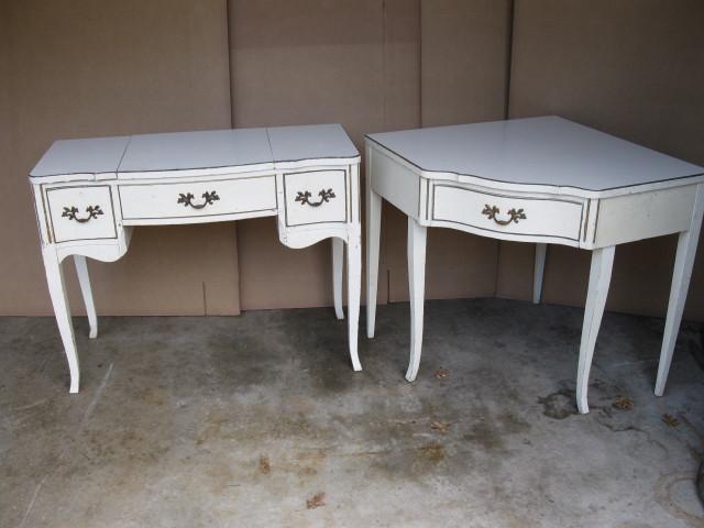 lot 73 image: 3 piece bedroom set, includes makeu...