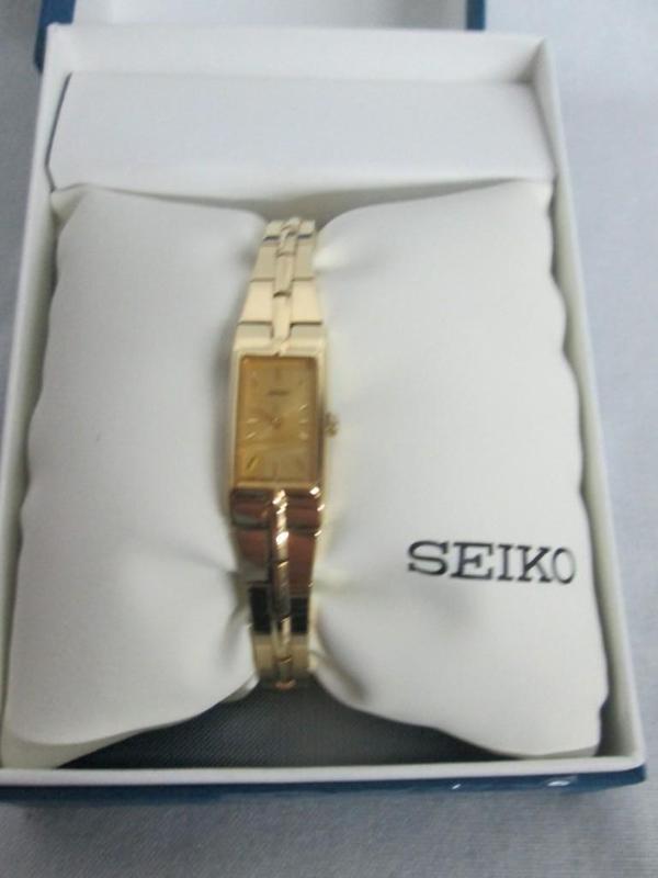 lot 16 image: Ladies Seiko Watch  Sleek and styli...